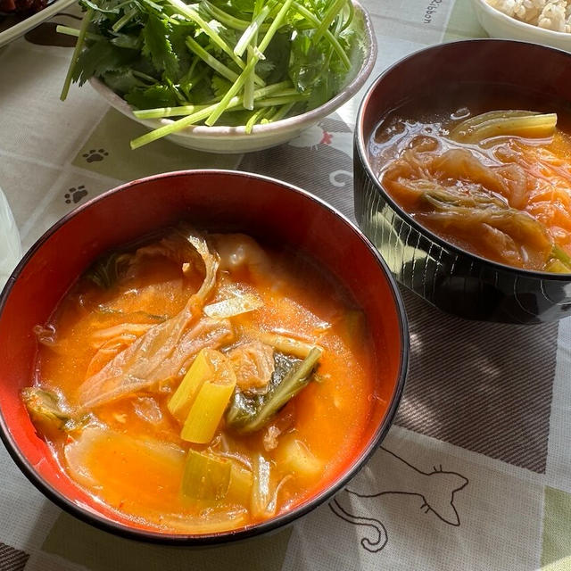 鶏皮でコク旨キムチチゲ！鶏肉の茹で汁スープの活用にもオススメのレシピ