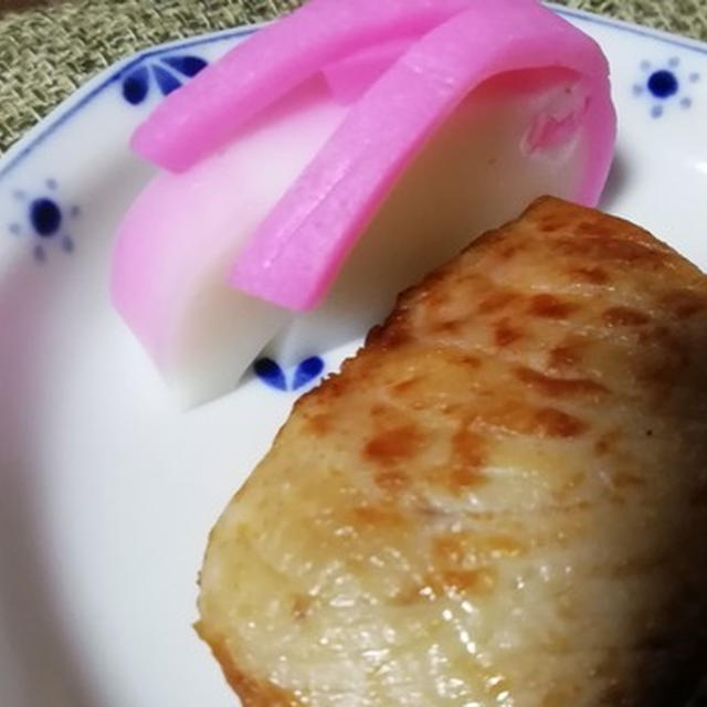 頑張り過ぎないdeうさちゃんうどん！おせち料理のカマボコを使って・・鰤(ブリ)塩焼きを添えました！