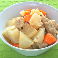 減塩＆ヘルシーでボリューミィ！鶏もも肉とこんにゃくと大根のペパー炒り煮。