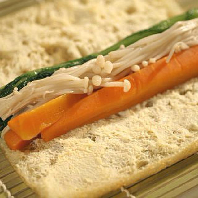 晩ご飯のご紹介です。お揚げでカラフル八幡巻きソテー／ソフト身欠きニシン焼き／サラダなど。