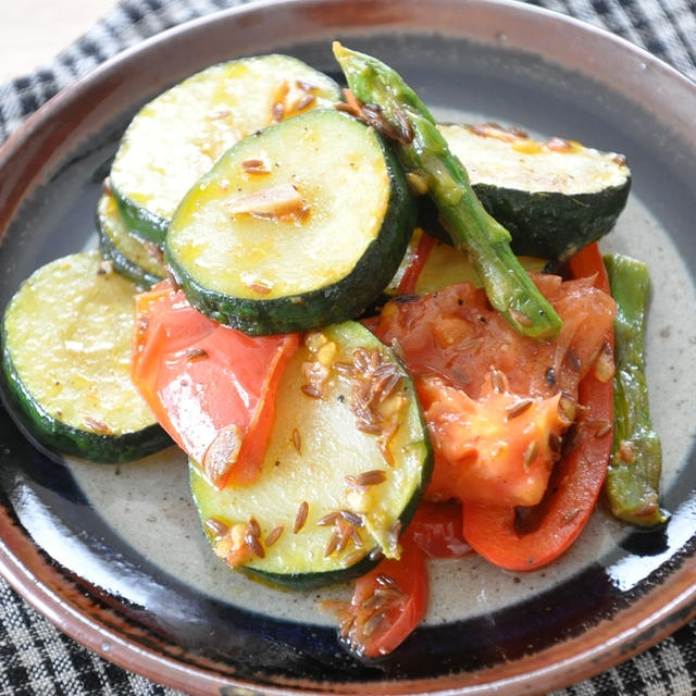 【簡単節約おかず】夏野菜がモリモリ食べられる！香りも抜群「ズッキーニとトマトのクミン炒め」