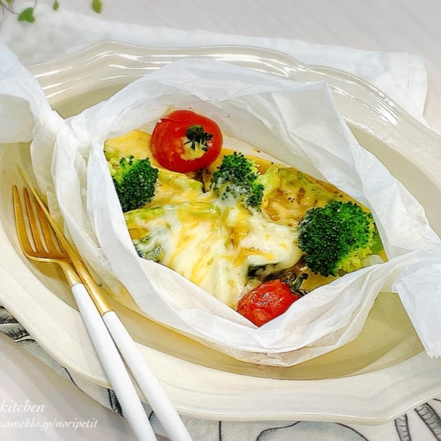 【ほぼ5分】レンジde簡単♡とろ〜りチーズと野菜の紙包み焼き