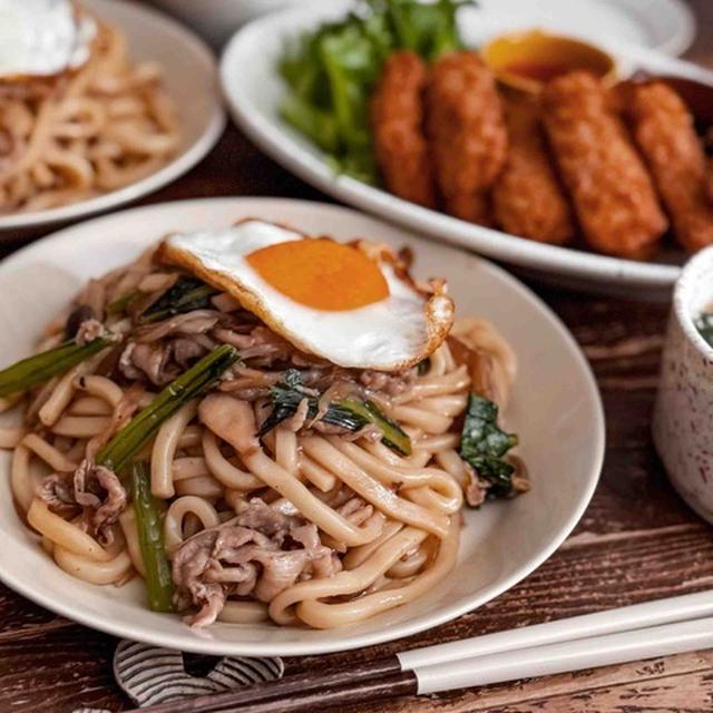 忙しい日のスーパーの総菜ありな雑な献立。今日は焼きうどん。