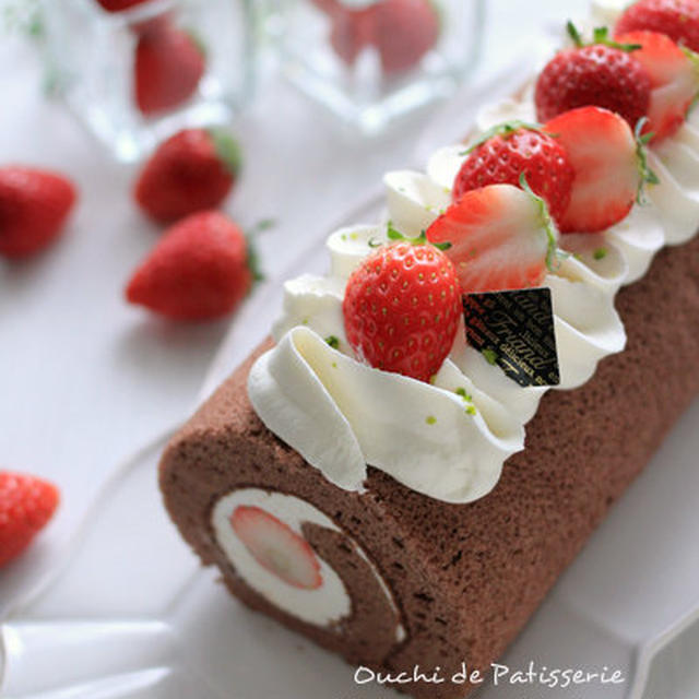 苺のショコラロールケーキ
