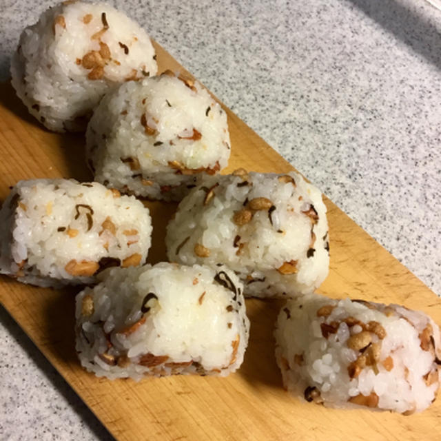 金曜の弁当は適当なおにぎりで