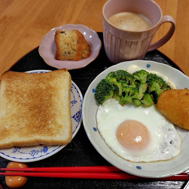 目玉焼きとささみカツとブロッコリー