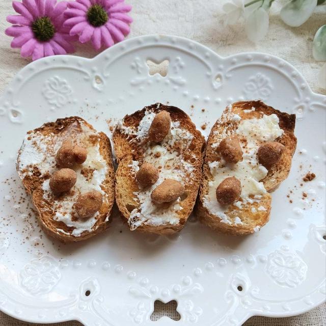 バケットにクリームチーズはちみつ豆のせ