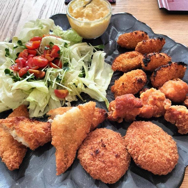 揚げもんとサラダの盛り合わせプレート、焼しいたけ、お弁当なんか諸々で昼から呑み