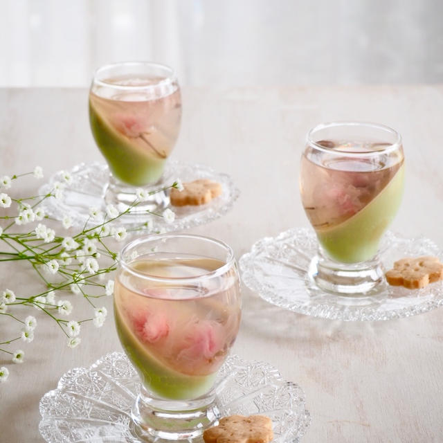 4月のデザート（桜ゼリー＆抹茶の杏仁豆腐）…