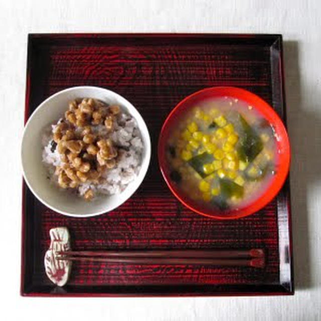 スイートコーンのお味噌汁と納豆ごはんの朝食