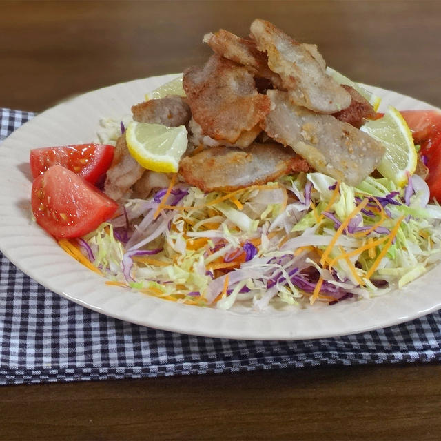 カリカリ香ばしい豚肉のミックスサラダ