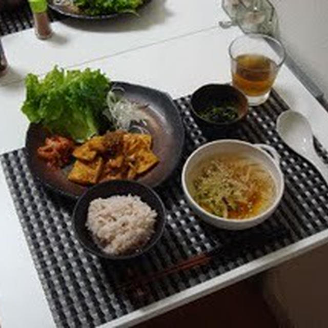 豆腐の焼き肉風、ほうれん草のナムル、みょうがときゅうりの冷製スープ（Sauteed Tofu with Garlic Sauce, Spinach Namul, and Cold Soup with Cucumber and Japanese Ginger）