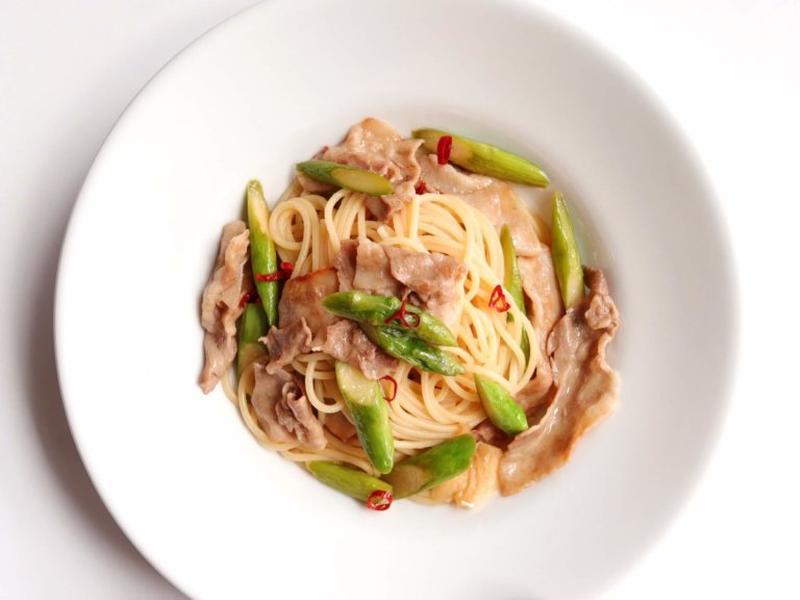 【簡単！】豚バラとアスパラのガリバタ醤油パスタのレシピ