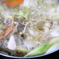 ＜シメまで美味しいきのこと鶏肉とレタスなどの中華風シャンタン鍋＞