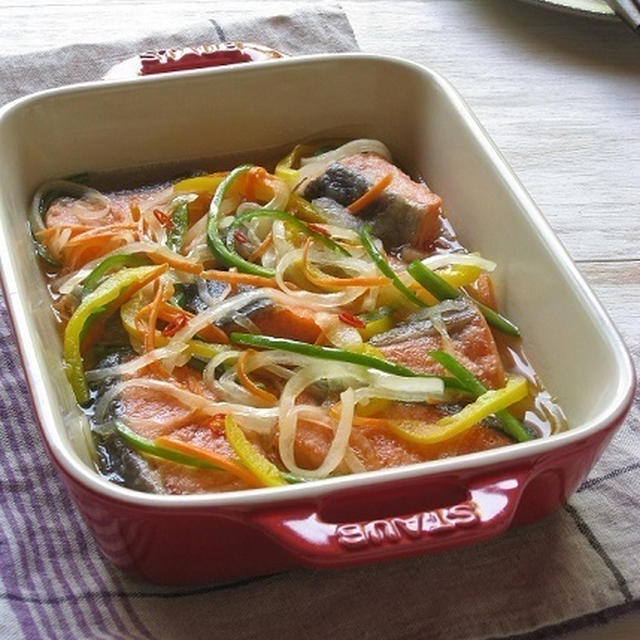 一汁二菜ごはん。鮭の南蛮漬け、鶏ささみと胡瓜の梅肉和えなど。