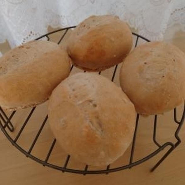 赤ワインで捏ねた醤油麹もち麦パン🎵