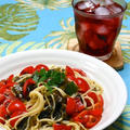 真夏日の冷た〜い晩ご飯、フルーティなロッシロックレッドにトマトとわかめの冷製ペペロンチーニ。