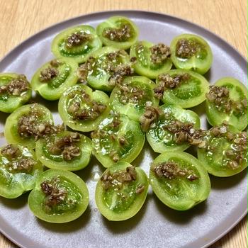 ミニトマトのアンチョビガーリックオイルがけ。美味しいグリーントマトをシンプルに味わう簡単おつまみ。