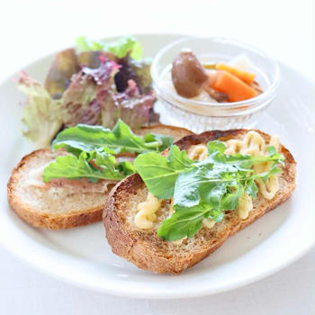 我が家の朝食定番メニュー【ライ麦パンとルッコラのオープンサンド】