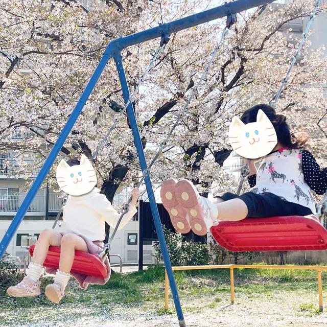 桜の絨毯。ママ友と公園へ。