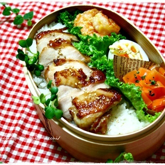 海老マヨのお弁当とホットドッグ。