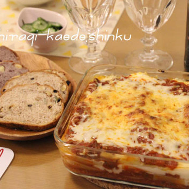 ラザニアと赤ワインとパンの夕食