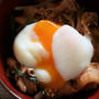 ＜豚キムチ温泉卵丼＞