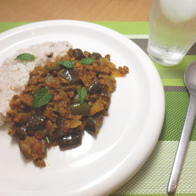 スパイスが香る　ピリ辛夏野菜のカレー　