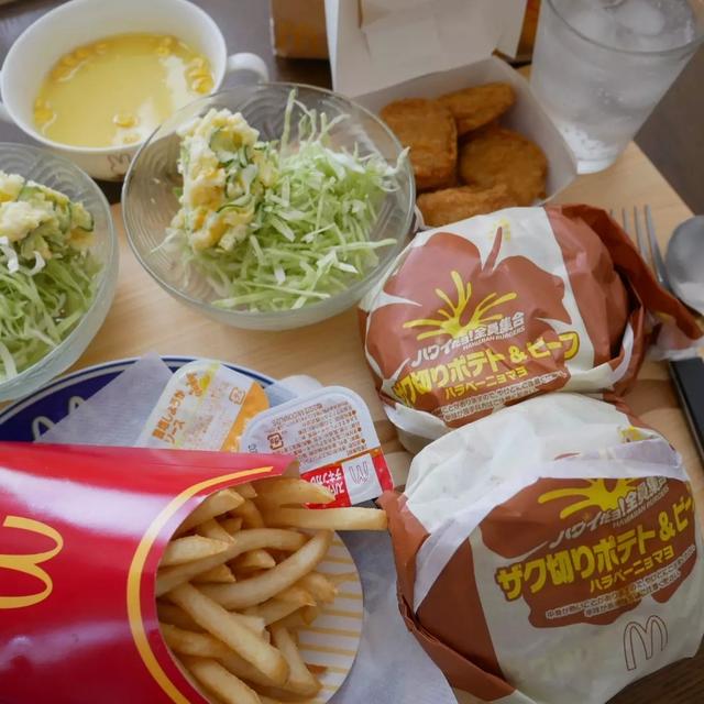 ハワイだヨ！全員集合「ざく切りポテト&ビーフ」ロコモコバーガー、昼ごはん