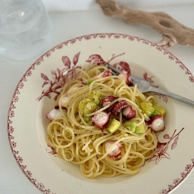 タコとアボカドのアーリオオーリオパスタのお昼ごはん