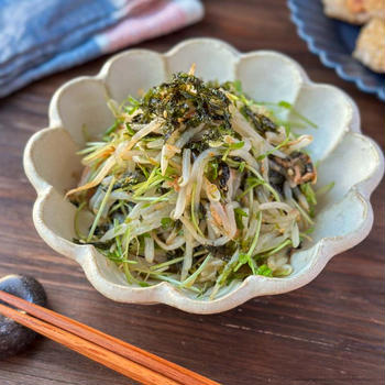 節約にぴったり☆もやしと豆苗の韓国風ピリ辛サラダ