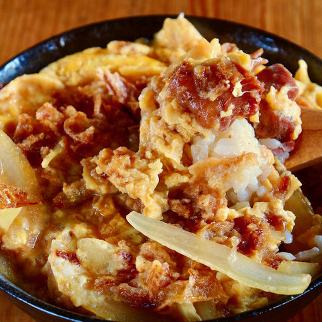 【簡単親子丼レシピ】フライドオニオンが決め手「やきとり缶親子丼」