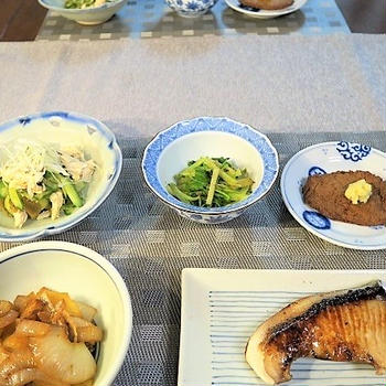 美味食卓11～きゅうりのささ身のザーサイナムル、三つ葉とブロッコ茎のわさびおかか和え