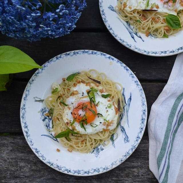 Garlic Fried Eggs on Spaghetti ガーリックフライドエッグとスパゲッティ