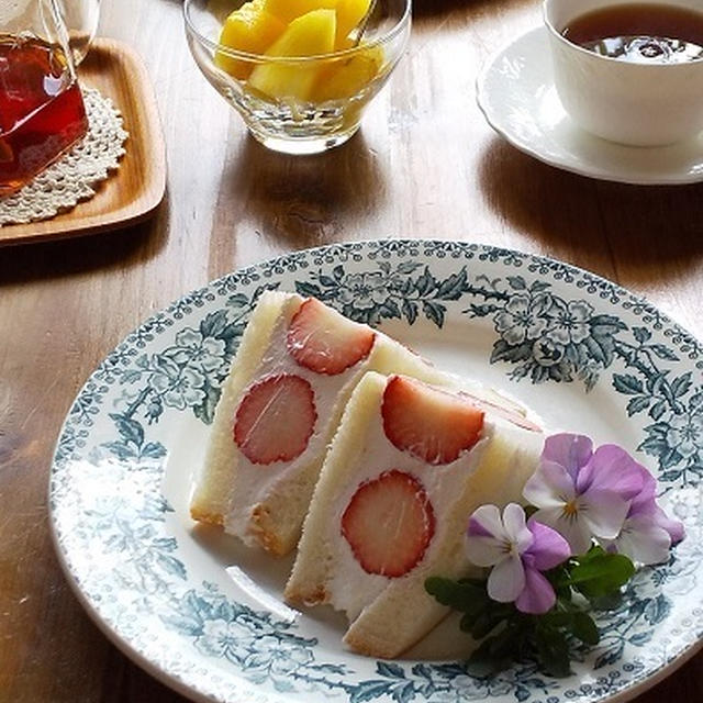 苺のサンドイッチと、しじみハミガキ中