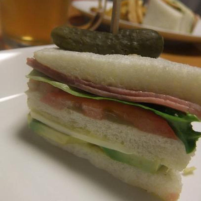  ローストビーフ＆アボカド＆トマトのサンドウィッチ