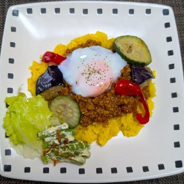 トマトホール缶の連鎖メニュー☆温泉玉子のっけキーマカレー野菜添え♪☆♪☆♪