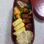 おかずをお弁当に詰めて