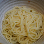 スペインになんか無い、カラヒグ麺を使ったアヒージョ油そば