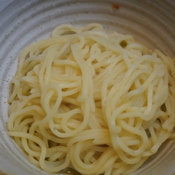 スペインになんか無い、カラヒグ麺を使ったアヒージョ油そば