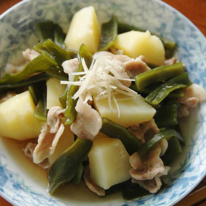 和皿に盛られた茎わかめとじゃがいもの煮物