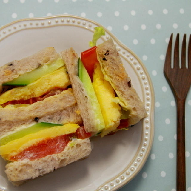 絵本の中のサンドイッチ～野菜と卵焼き