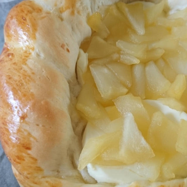 りんごとクリームチーズのパン