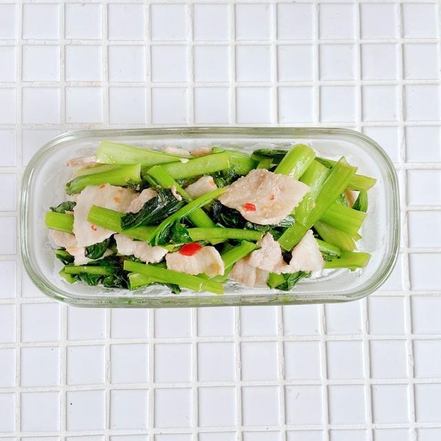 チリソース×醤油の相性◎「豚バラと小松菜のスイートチリ炒め」の作り置き