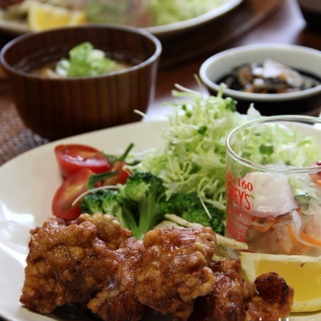 鶏の唐揚げ と たこのマリネ・プレート。