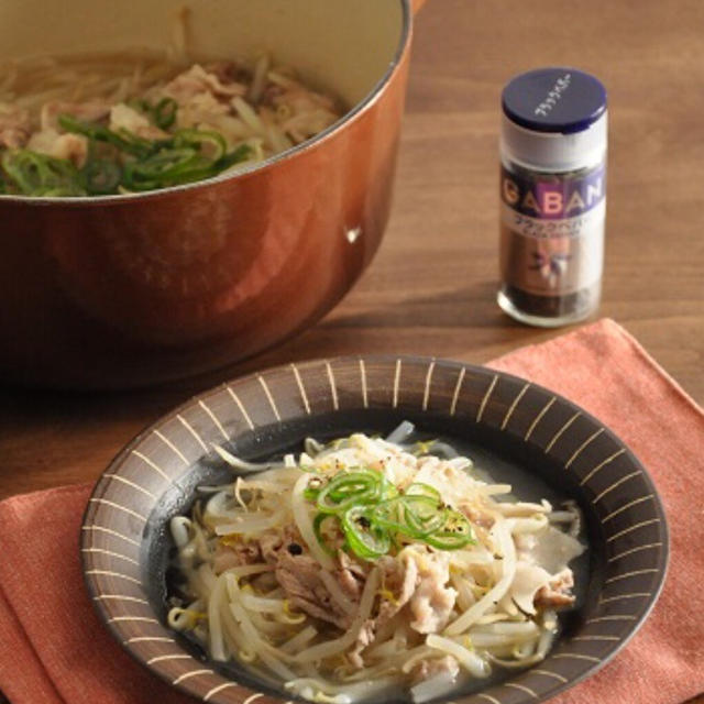 なんとも簡単に作れる【もやしと豚こまの楽チン煮】