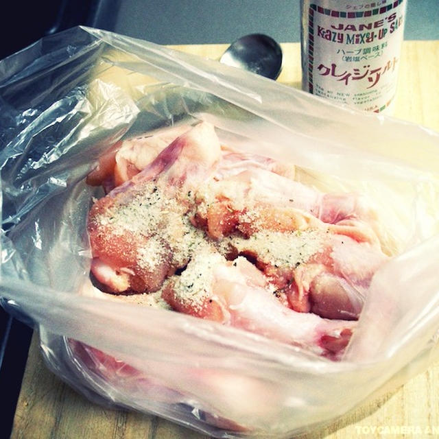 鶏手羽元にクレイジーソルトをすりこんで新じゃがと一緒に鍋にゴロゴロ入れて煮こむだけ！「新じゃがのクレイジーチキン煮込み」