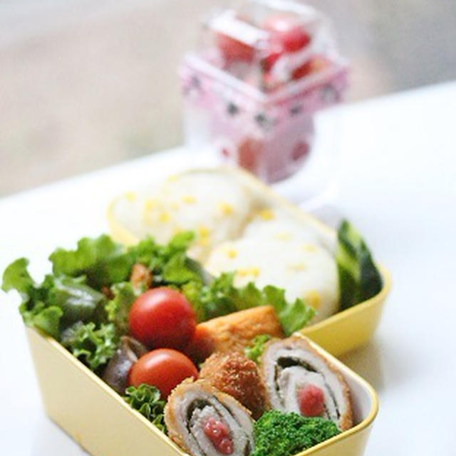 ♪　とうもろこしご飯のおにぎりとササミの梅紫蘇フライのお弁当　♪