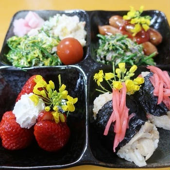 朝ご飯ですよ～タケノコご飯おにぎりプレートとシャリンバイ