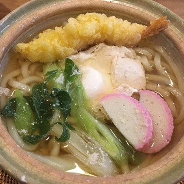 お昼は鍋焼きうどん